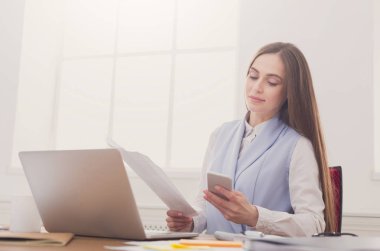 Genç iş kadını telefonla çalışma