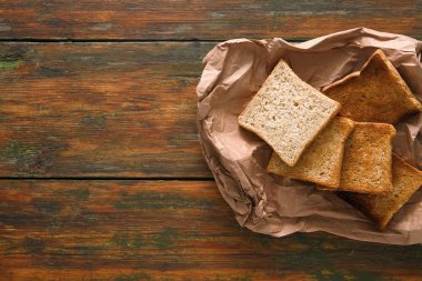 Rustik ahşap arka plan üzerinde beyaz ekmek tost