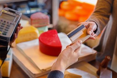 Bakkal dükkanı beyaz peynir sırasını için ödeme müşteri.