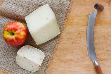 Peynir arka plan. Gouda pesto adet ahşap tablo