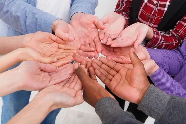 Multi-etnische mensen stapelen handen — Stockfoto