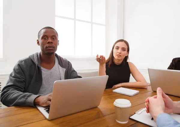 Réunion d'affaires. Jeune équipe dans un bureau moderne — Photo