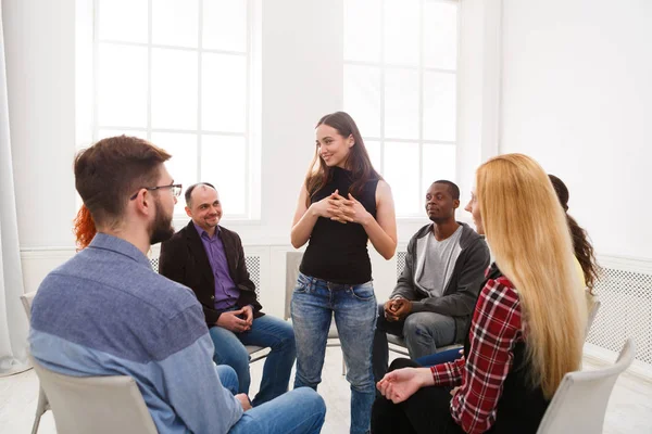 Terapeuta conversando com um grupo na sessão de terapia — Fotografia de Stock