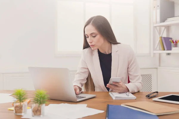 Affärskvinna som arbetar på laptop på kontoret — Stockfoto