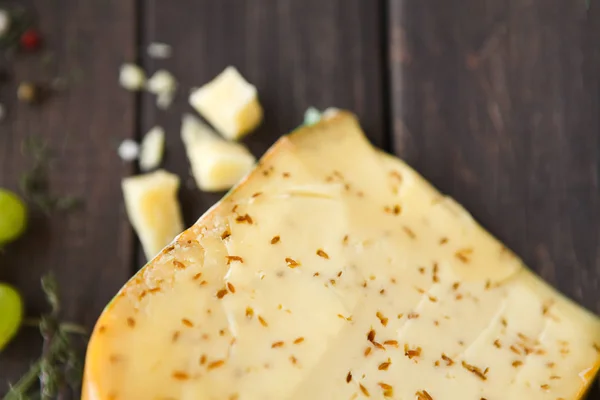 Queso Gouda con hierbas primer plano, vista superior — Foto de Stock