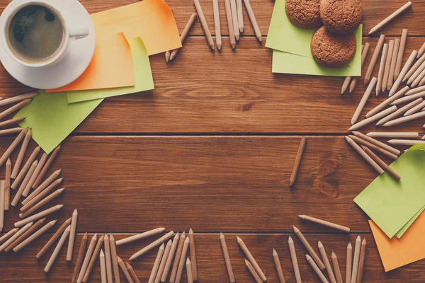 Bovenaanzicht op werkplek met verschillende briefpapier — Stockfoto