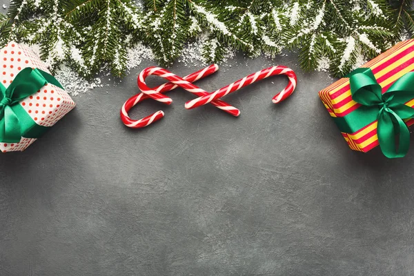 Різдвяні подарункові коробки на сірому фоні . — стокове фото