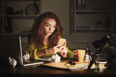 Akşama kadar ofiste çalışan iş kadın