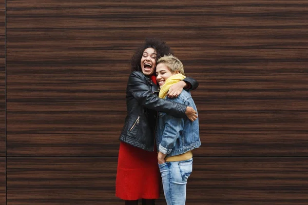 Meninas felizes com tirar café ao ar livre — Fotografia de Stock