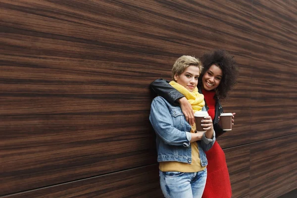 Chicas felices con llevar café al aire libre —  Fotos de Stock