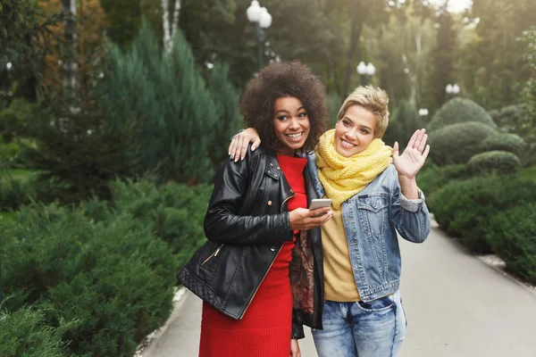 Ragazze felici divertirsi mentre si cammina nel parco — Foto Stock