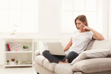 Dizüstü bilgisayar kapalı ile sürpriz genç kız