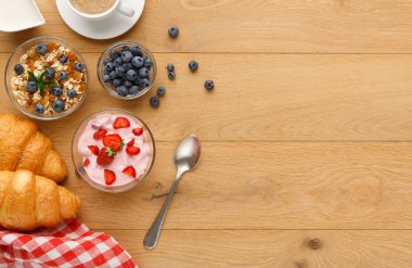 Continental Kahvaltı croissants ve doğal ahşap üzerine çilek ile