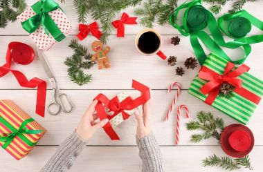 Yaratıcı hobi. Modern el yapımı Noel hediyesi kutu yapma