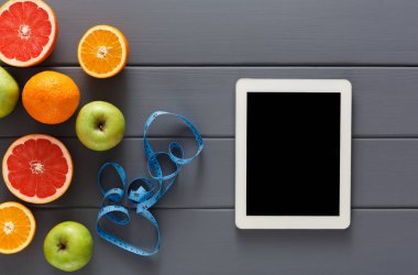 Meyve, teyp ve boş tablet mockup ölçme