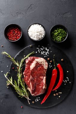 Siyah arka plan, üstten görünüm, tabakta baharat ile kaburga eti