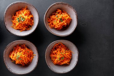 Rus Kore salatası ile plakaların siyah arka plan üzerine ayarla