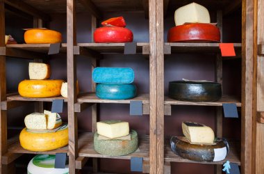 Peynir dükkanı raflar, geniş ürün çeşitliliği