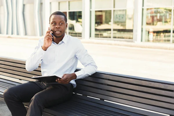 Hombre de negocios negro al aire libre en artículos casuales inteligentes — Foto de Stock