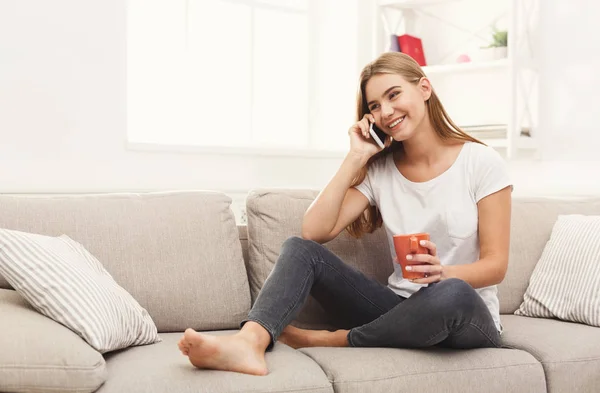 Sorridente giovane ragazza che chiama sul telefono cellulare — Foto Stock