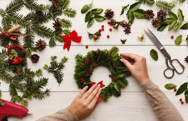 Részletek a karácsony diy. Kézzel készített kézműves karácsonyi dekoráció, így koszorú — Stock Fotó