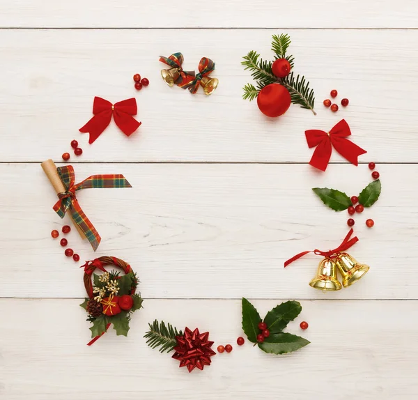 Ahşap arka planda Noel dekorasyon çerçevesi