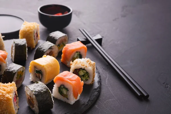 Sushi en rollen achtergrond, Japanse keuken — Stockfoto