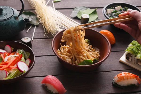 Aziatisch eten op houten achtergrond, kopie ruimte — Stockfoto