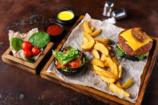 Hamburger menü üzerinde ahşap tepsi üstten görünüm götürün