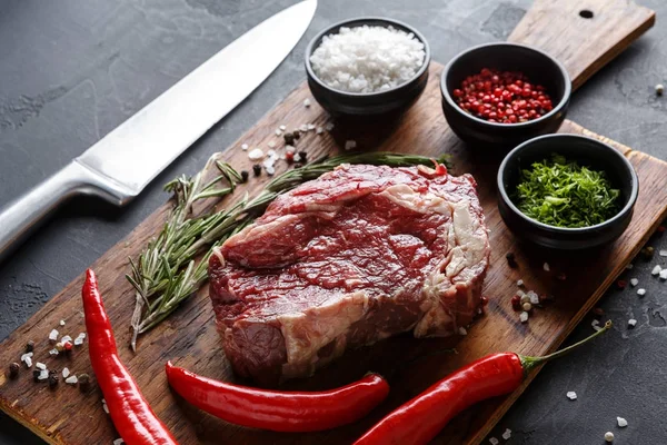 Ahşap masa, tatlı baharatlar ile kaburga eti