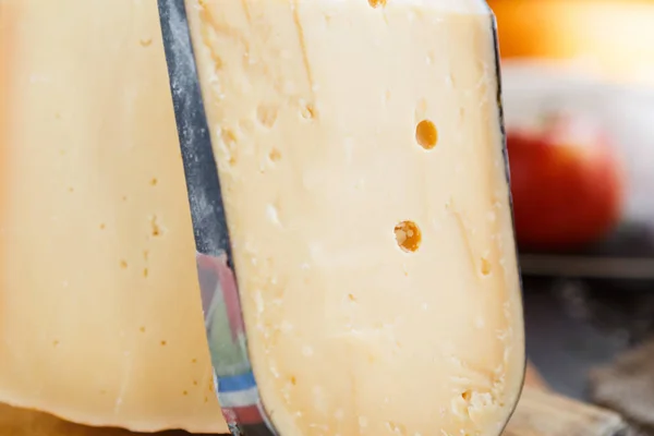 Bandeja de queso, parmesano sobre tabla de madera natural — Foto de Stock