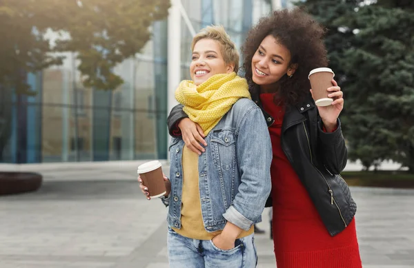 Chicas felices con llevar café al aire libre —  Fotos de Stock