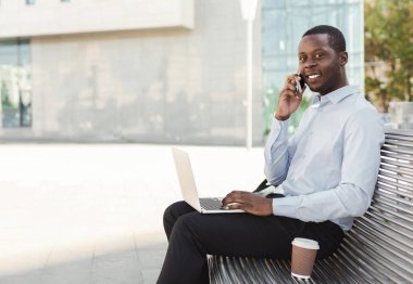 Afrikalı-Amerikalı işadamı dizüstü bilgisayar açık havada ile çalışma