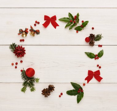 Ahşap arka planda Noel dekorasyon çerçevesi