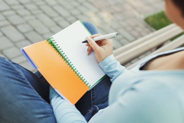Açık havada ateş omuz üzerinden dizüstü closeup ile eller