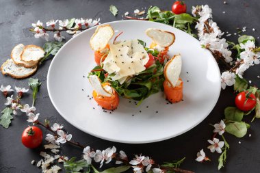 Siyah arka plan üzerine beyaz plaka restoran yemek