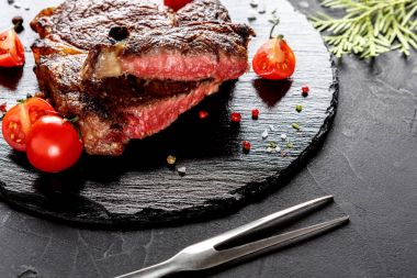 Karanlık plaka, closeup üzerinde nadir kaburga eti