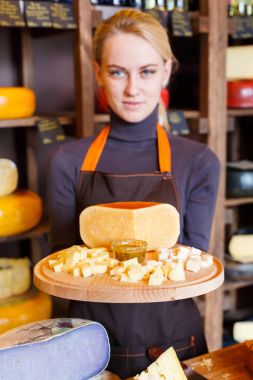 Peynir tabağı tezgâhtar elinde