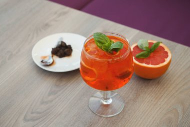 Portakal dilimleri ile İtalyan spritz modern hizmet