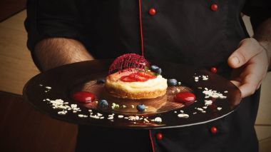 Limonlu cheesecake berry küre ile modern restaurant, hizmet