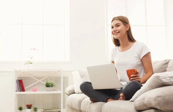 Jong meisje met laptop binnenshuis — Stockfoto