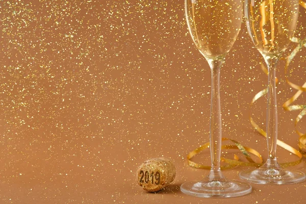 Flûtes à champagne sur fond de vacances dorées — Photo