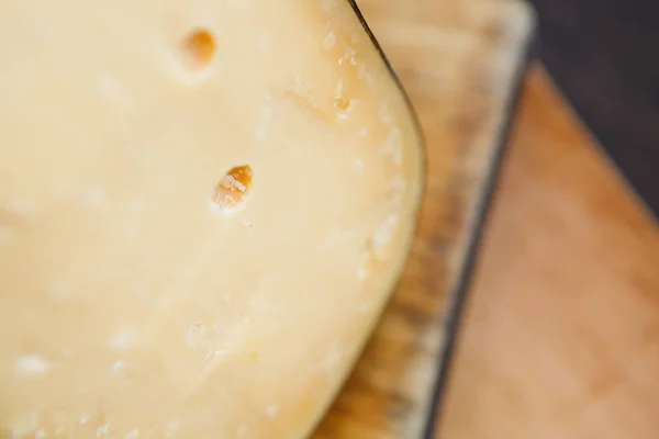 Сырные блюда, пармезан на натуральной деревянной доске — стоковое фото