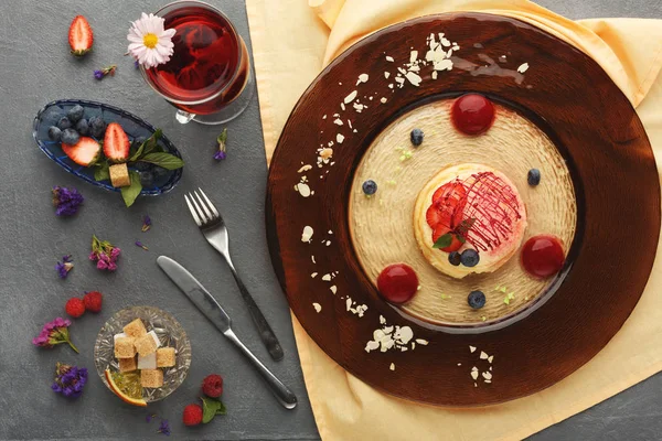 Tarta de limón con bolas de bayas servida en un restaurante moderno —  Fotos de Stock