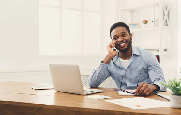 Jonge zwarte zakenman praten op mobiele telefoon — Stockfoto