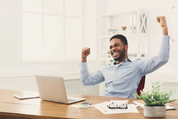 Feliz hombre de negocios ganar. Ganador, hombre negro en la oficina —  Fotos de Stock