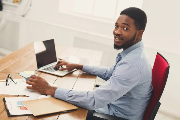 Joven hombre de negocios negro trabajando con portátil —  Fotos de Stock