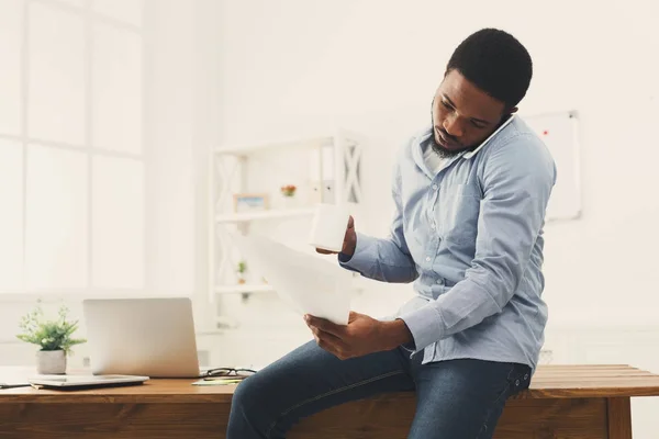 Mujer de negocios que trabaja en tableta digital —  Fotos de Stock