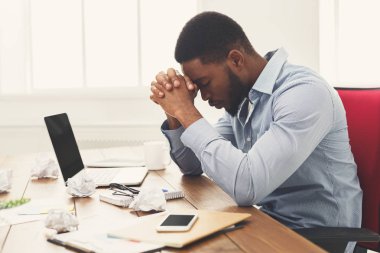 Overworking Afrikalı-Amerikalı işçi işyerinde