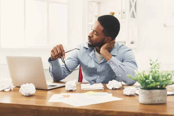 Trabajar en exceso empleado afroamericano en el lugar de trabajo —  Fotos de Stock